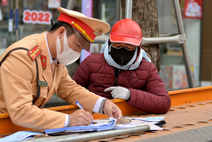 Nhiều trường hợp rẽ phải, quay đầu đã bị lực lượng đội CSGT số 6 (phòng CSGT – Công an TP Hà Nội) nhắc nhở và xử lý.