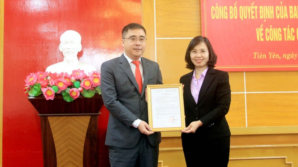 2031444-dong-chi-trinh-thi-minh-thanh-pho-bi-thu-tinh-uy-trao-quyet-dinh-cua-ban-thuong-vu-tinh-uy-ve-viec-dieu-dong-phan-cong-dong-chi-nguyen-chi-thanh-thoi-13415801-1648-1622