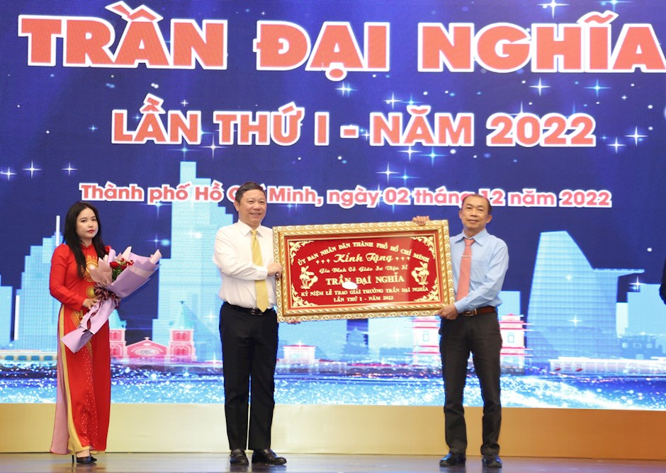 Đồng chí Dương Anh Đức tặng quà cho gia đình Gia đình Cố Giáo sư, viện sĩ Trần Đại Nghĩa