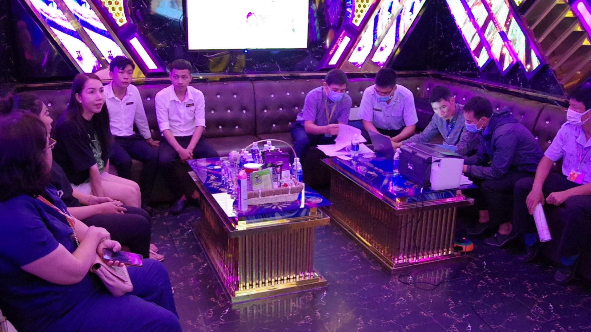 Đội kiểm tra liên ngành 178 tỉnh tiến hành kiểm tra cơ sở Karaoke Diamond 89.