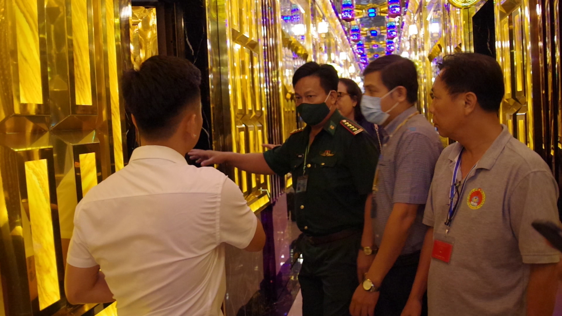 Lực lượng chức năng chấn chỉnh hoạt động đối với chủ cơ sở, bổ sung các giấy tờ liên quan.