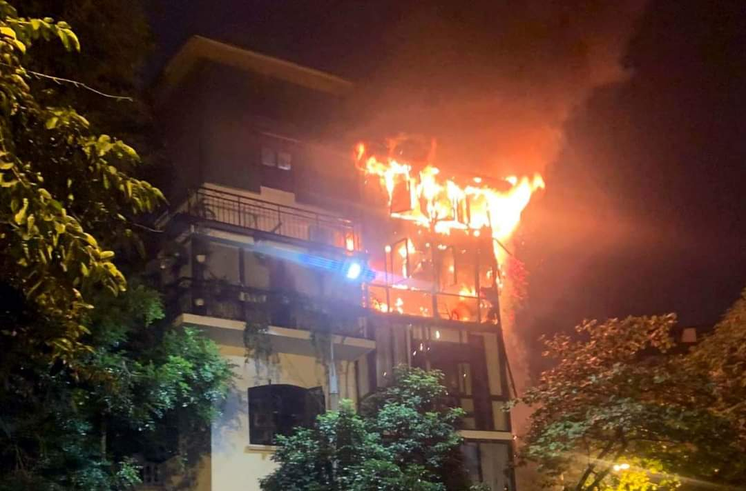 Cháy nhà trên phố cổ lúc nửa đêm.