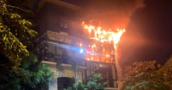 Cháy nhà tại phố cổ lúc nửa đêm, may mắn không thiệt hại về người