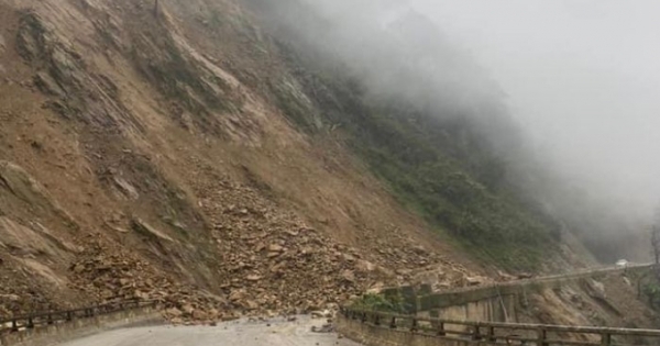 Sạt lở gây tắc nghẽn đường lên Cửa khẩu Quốc tế Cầu Treo