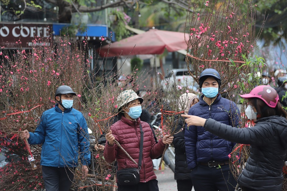 Ban Thường vụ Thành ủy Hà Nội yêu cầu chuẩn bị tốt nhất các điều kiện phục vụ nhân dân đón Tết Nguyên đán 2023.
