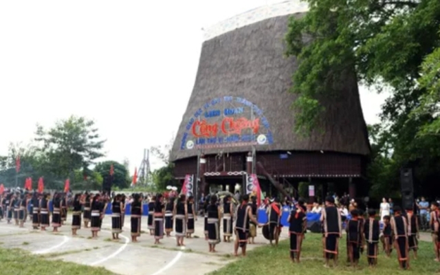 Kon Tum: Li&ecirc;n hoan Cồng chi&ecirc;ng - m&uacute;a xoang, thi trang phục d&acirc;n tộc thiểu số d&agrave;nh cho học sinh