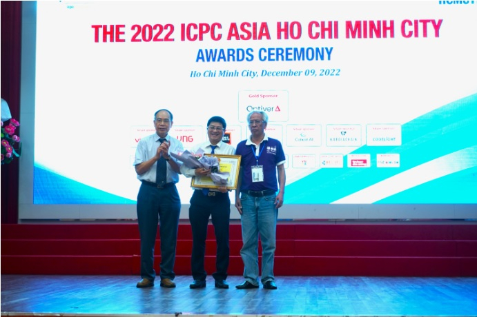 Đại diện Liên hiệp các Hội Khoa học và Kỹ thuật Việt Nam đã quyết định trao tặng Bằng khen cho Trường Đại học Sư phạm Kỹ thuật TP.HCM.