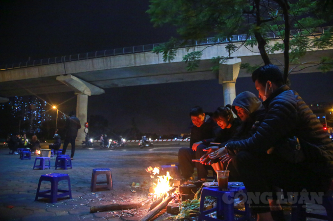 hiều người d&acirc;n H&agrave; Nội đ&atilde; nh&oacute;m bếp lửa b&ecirc;n vệ đường để sưởi ấm, chống chọi với gi&oacute; r&eacute;t khi nhiệt độ xuống 12 độ C. Ảnh C&ocirc;ng luận