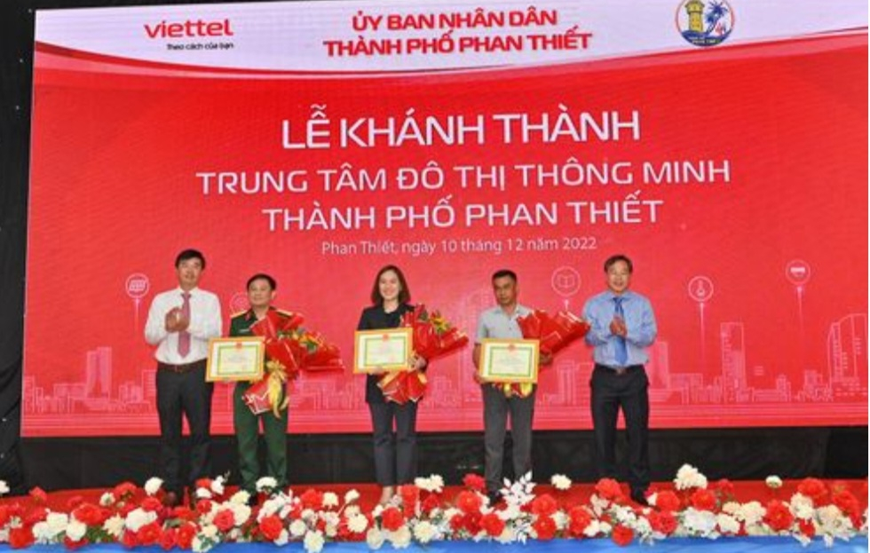 Lãnh đạo TP Phan Thiết tặng hoa và thư cám ơn các đại biểu. (Ảnh: T.T)