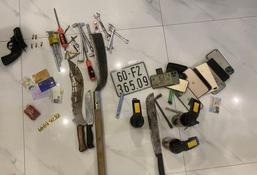 Súng, mã tấu và các tang vật bị cơ quan công an thu giữ