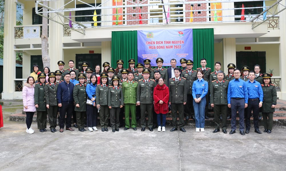 Đoàn công tác Cục Kế hoạch và tài chính - Bộ Công an phối hợp cùng Đoàn thanh niên Vụ 1 (Vụ Tài chính quốc phòng, an ninh, đặc biệt) - Bộ Tài chính tổ chức chiến dịch tình nguyện “Thắp sáng vùng biên” mùa đông năm 2022.