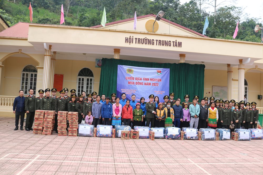 Đến Hà Giang vào những ngày đông rét căm căm, có những khi mặt mũi xám ngoét và tay chân tê cứng không còn cảm giác vì lạnh, chỉ để mong được sẻ chia với con người nơi đây.