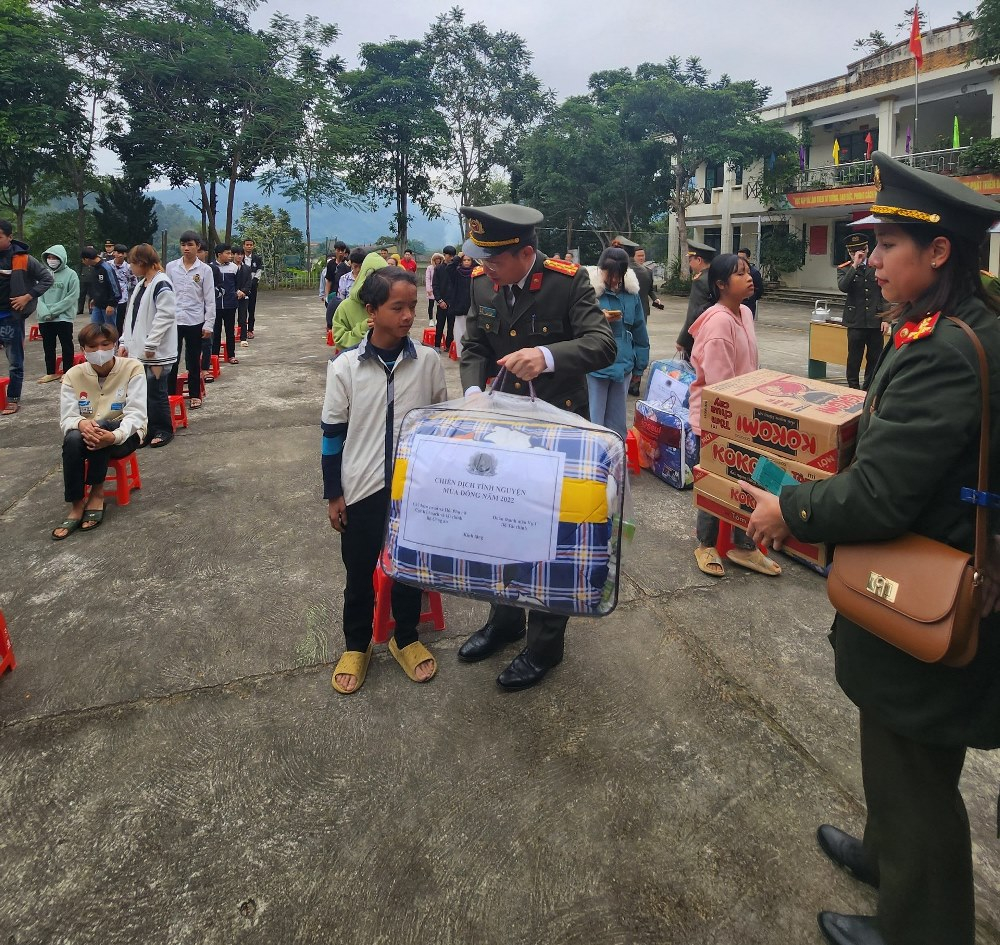 Những phần quà trao tặng học viên có hoàn cảnh khó khăn tại Trung tâm.