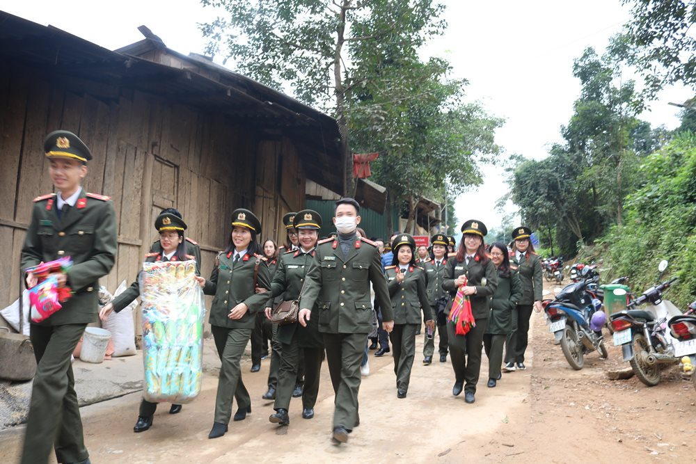 Đến Hà Giang vào những ngày đông rét căm căm, có những khi mặt mũi xám ngoét và tay chân tê cứng không còn cảm giác vì lạnh, chỉ để mong được sẻ chia với con người nơi đây.