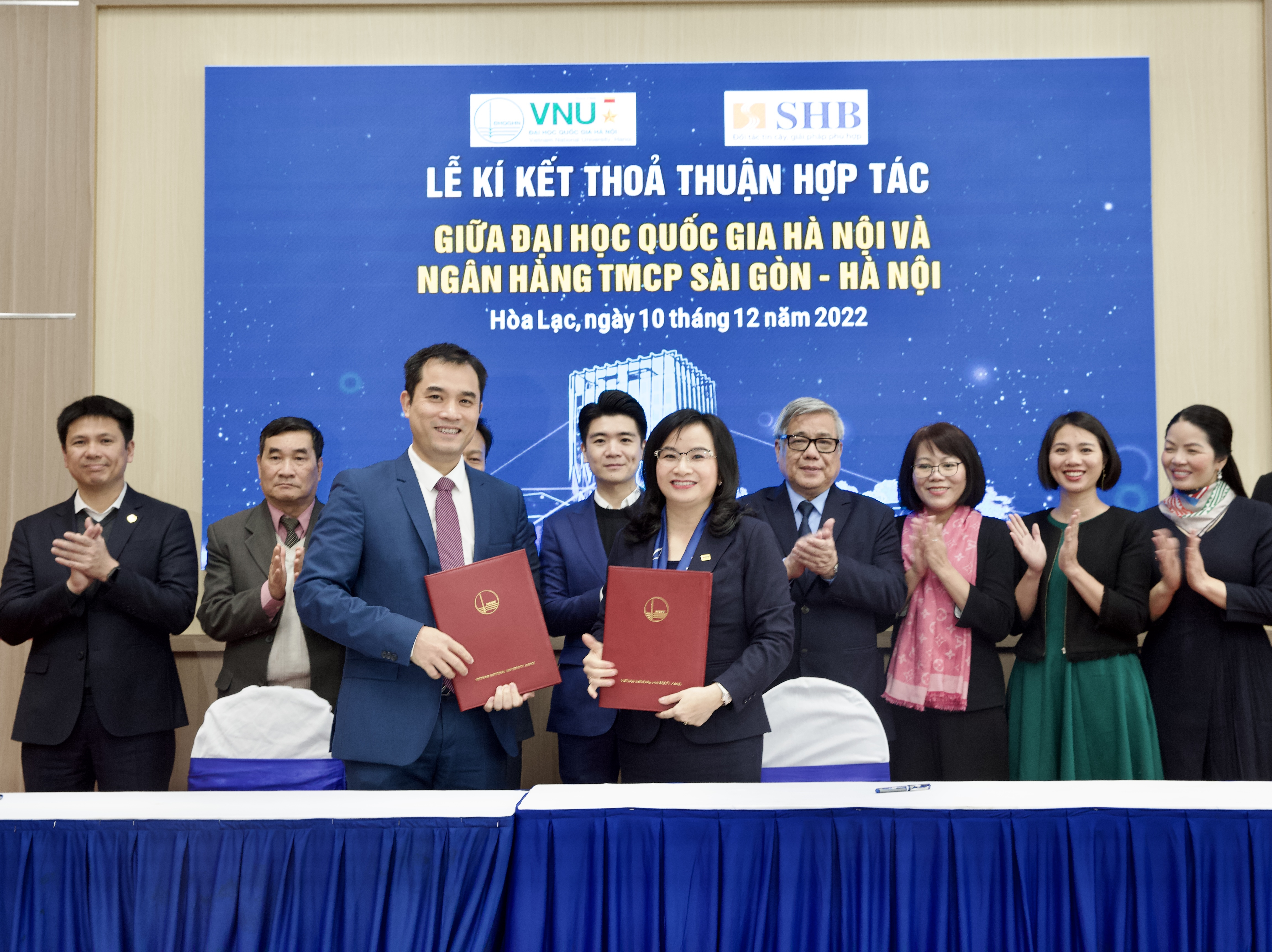 Lãnh đạo Ngân hàng SHB (bên phải) và lãnh đạo ĐHQGHN trao thỏa thuận hợp tác hợp tác phát triển các dự án giáo dục chất lượng cao