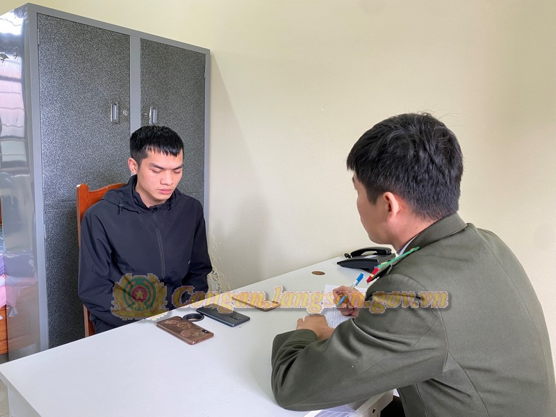 Đối tượng tại cơ quan công an.