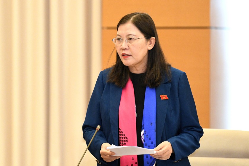 Chủ nhiệm Ủy ban Tư pháp Lê Thị Nga trình bày báo cáo thẩm tra.