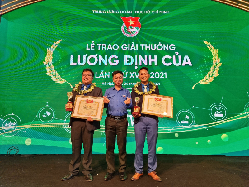 Anh Đặng Dương Minh Ho&agrave;ng - chủ trang trại Thi&ecirc;n N&ocirc;ng (b&igrave;a tr&aacute;i) v&agrave; cựu B&iacute; thư Tỉnh Đo&agrave;n B&igrave;nh Phước Trần Quốc Duy (ch&iacute;nh giữa) tại Lễ trao Giải thưởng Lương Định Của năm 2021.