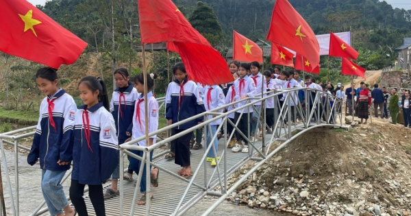 Đông về, học sinh bản Na hết cảnh lội suối đến trường