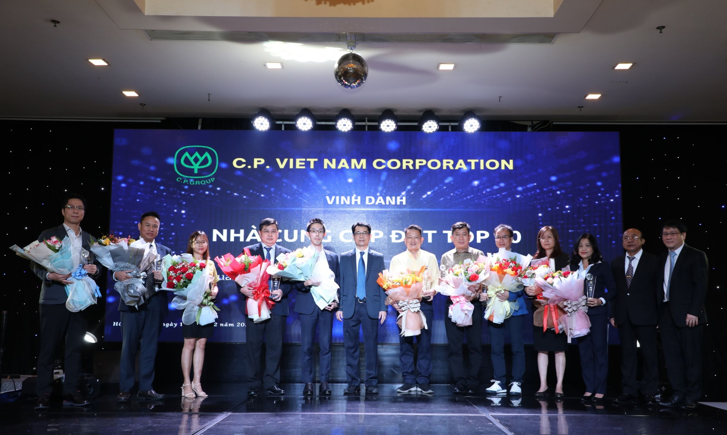 C.P. Việt Nam vinh danh 10 nhà cung cấp tiêu biểu trong hội nghị.