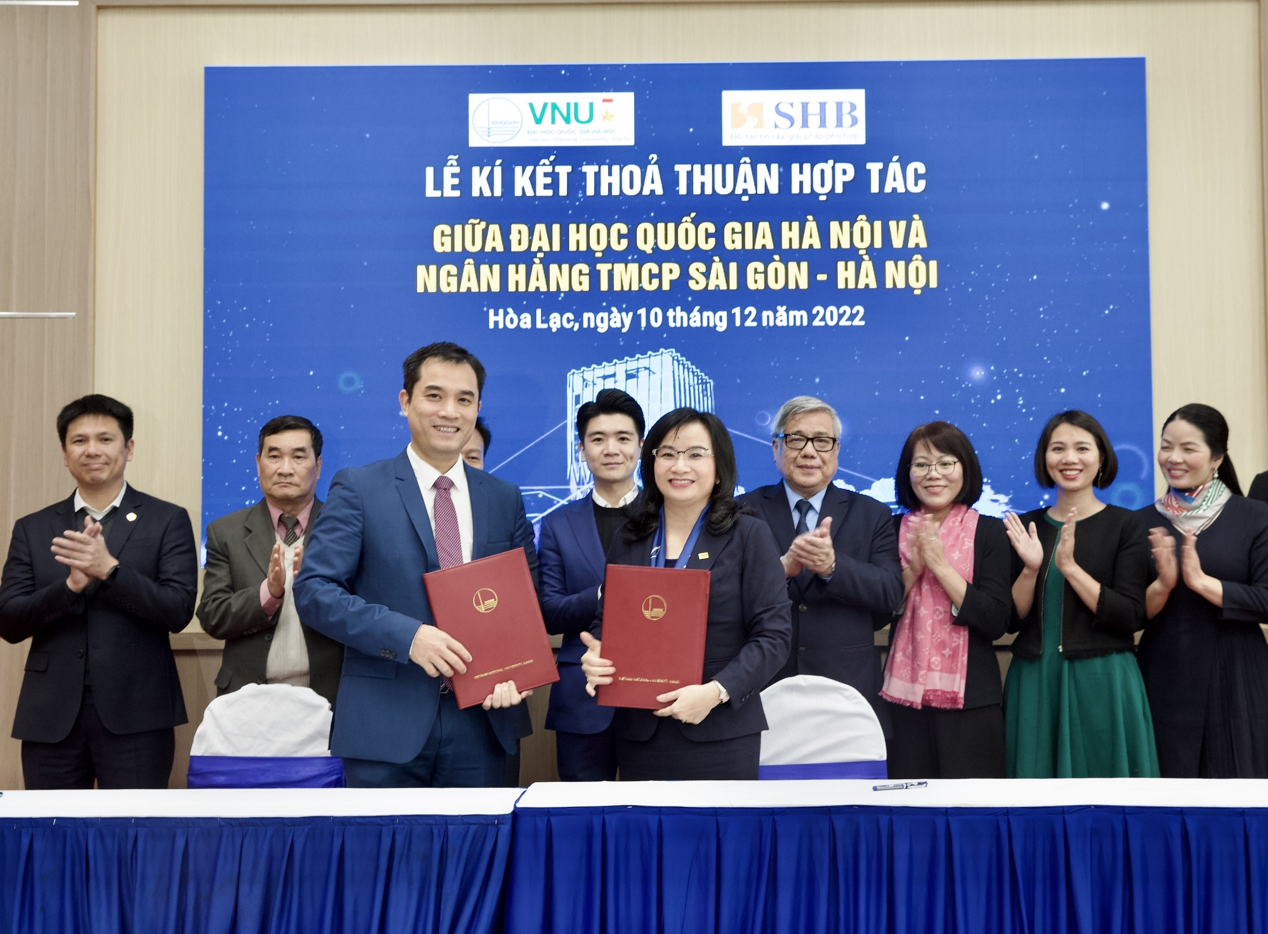 TS Ngô Thu Hà - Tổng Giám đốc SHB và PGS.TS Phạm Bảo Sơn - Phó Giám đốc ĐHQGHN trao thỏa thuận hợp tác.