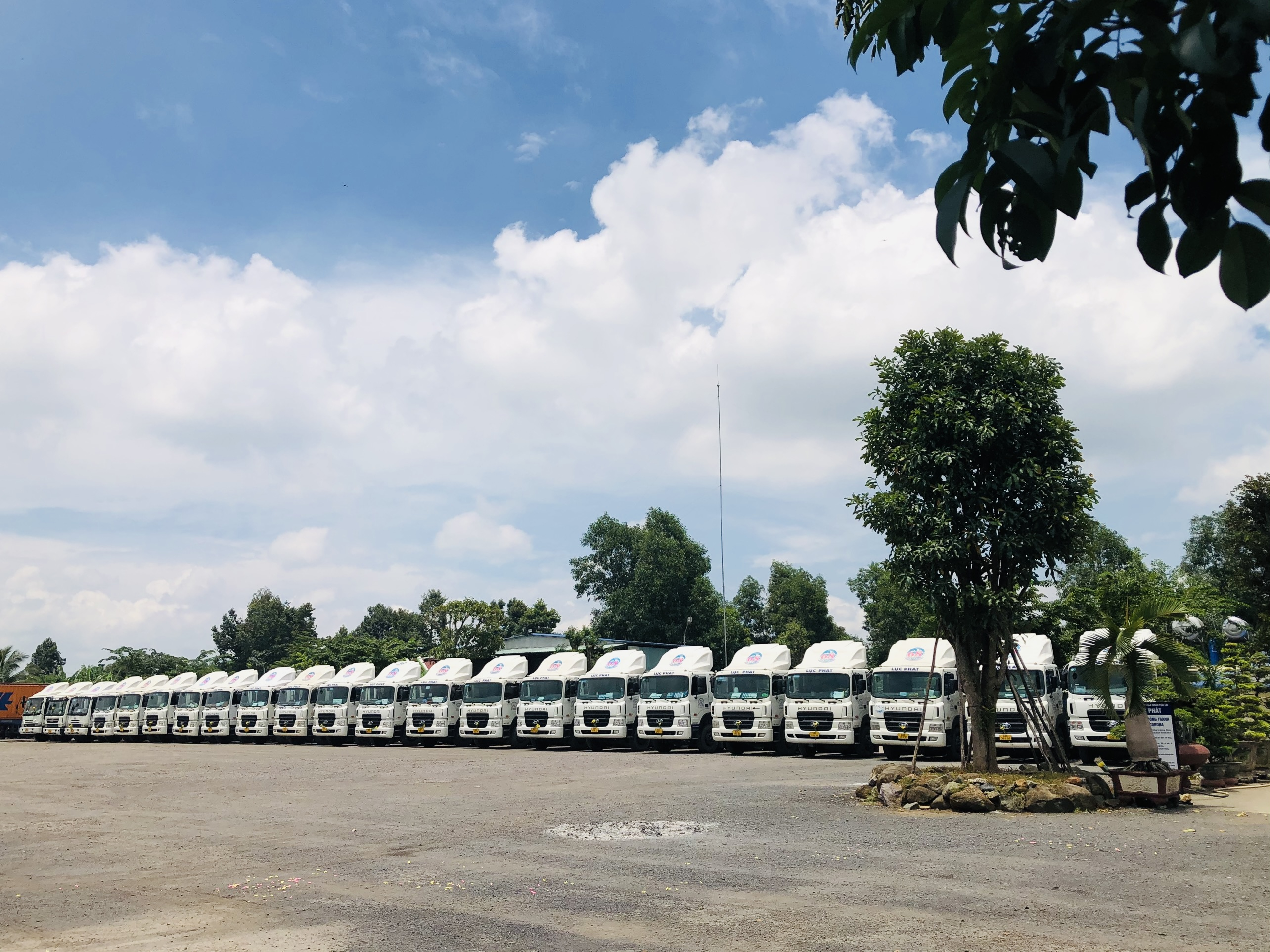 H&agrave;ng h&oacute;a vận tải d&ugrave;ng trong bu&ocirc;n b&aacute;n v&agrave; sản xuất tại Lục Ph&aacute;t