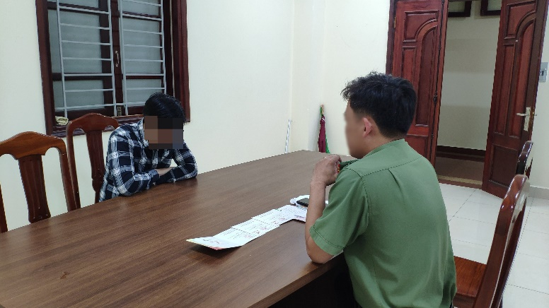 Công an làm việc với đối tượng rao bán vé mời lễ khai mạc Festival hoa Đà Lạt 2022.