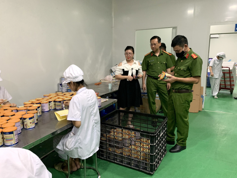 Tổ c&ocirc;ng t&aacute;c Cục Cảnh s&aacute;t PCTP về m&ocirc;i trường Bộ C&ocirc;ng an kiểm tra, ph&aacute;t hiện những dấu hiệu vi phạm vệ sinh ATTP tại C&ocirc;ng ty CP sữa H&agrave; Lan.