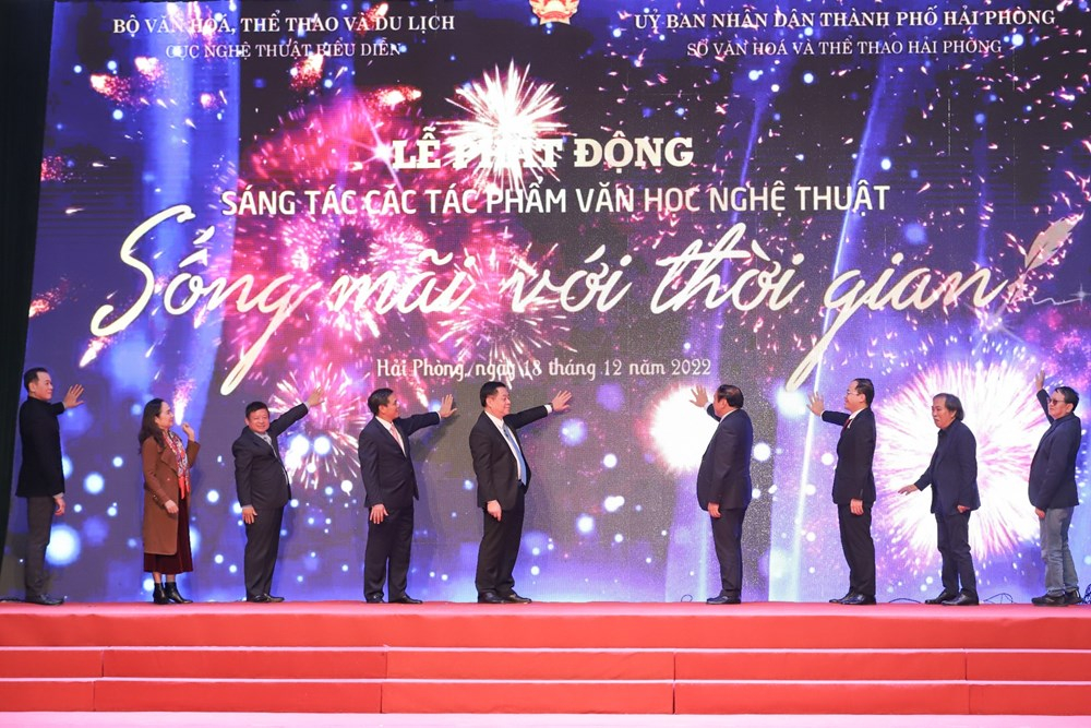 C&aacute;c đại biểu nhấn n&uacute;t ph&aacute;t động s&aacute;ng t&aacute;c c&aacute;c t&aacute;c phẩm văn học nghệ thuật