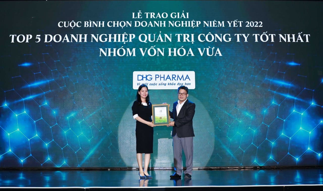 B&agrave; L&ecirc; Thị Hồng Nhung - Gi&aacute;m đốc T&agrave;i ch&iacute;nh đại diện Dược Hậu Giang nhận giải Top 05 doanh nghiệp quản trị c&ocirc;ng ty tốt nhất.