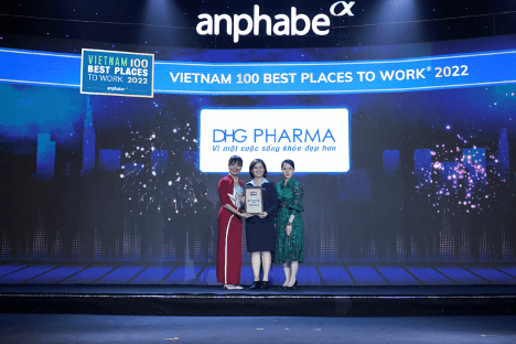 B&agrave; Vũ Thị Hương Lan - Gi&aacute;m đốc Nh&acirc;n sự đại diện Dược Hậu Giang nhận giải Top 100 nơi l&agrave;m việc tốt nhất Việt Nam.