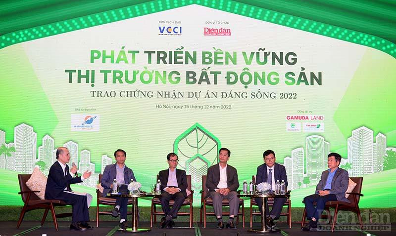 Các vị chủ toạ tại phiên thảo luận Tháo gỡ khó khăn cho thị trường bất động sản.