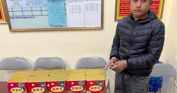 Quảng Ninh: Bắt quả tang nam thanh niên "2K" buôn bán pháo nổ trái phép