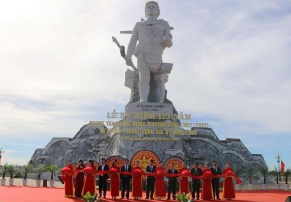 Các đại biểu cắt băng khánh thành Tượng đài N'Trang Lơng. (Ảnh: V.L)