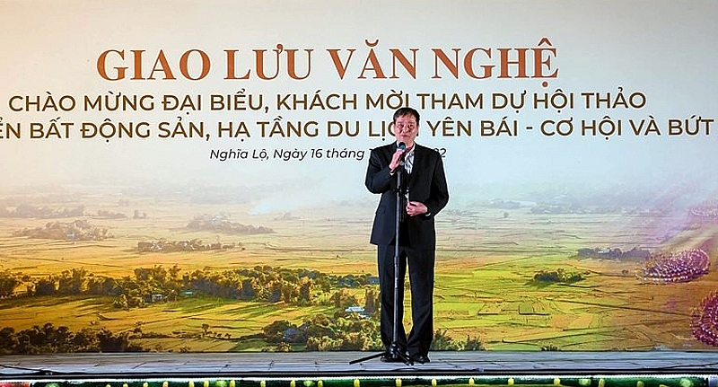 &Ocirc;ng Nguyễn Anh Dũng - Tổng Bi&ecirc;n tập B&aacute;o X&acirc;y dựng b&agrave;y tỏ sự x&uacute;c động trước t&igrave;nh cảm m&agrave; b&agrave; con nh&acirc;n d&acirc;n tỉnh Y&ecirc;n B&aacute;i n&oacute;i chung v&agrave; Nghĩa Lộ n&oacute;i ri&ecirc;ng đ&atilde; d&agrave;nh cho Ban tổ chức trong đ&ecirc;m Giao lưu văn nghệ tại quảng trường B&ocirc;ng L&uacute;a thuộc dự &aacute;n Golden Field ở Mường L&ograve;, Nghĩa Lộ.