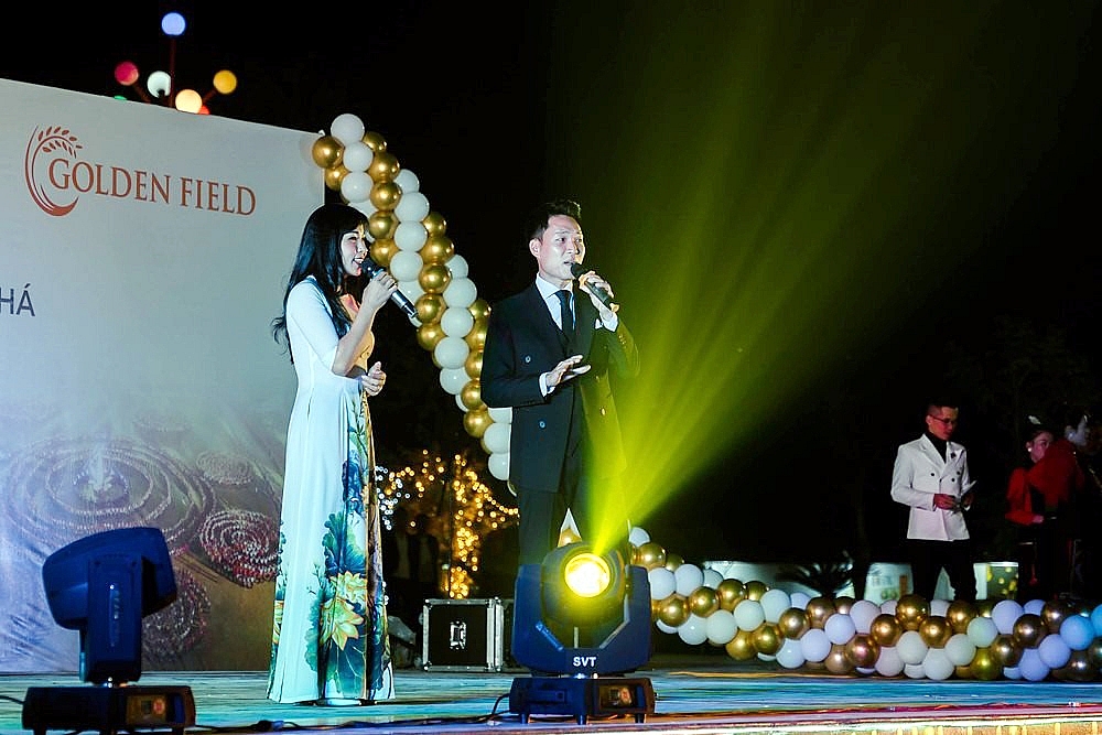 Tiết mục giao lưu giữa c&aacute;c ca sỹ v&agrave; diễn vi&ecirc;n quần ch&uacute;ng trong đ&ecirc;m hội.