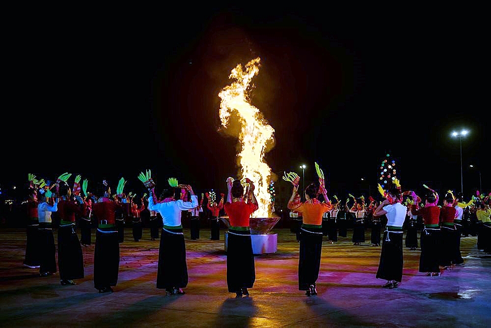 &ldquo;Nghệ thuật x&ograve;e Th&aacute;i&rdquo; l&agrave; h&igrave;nh thức sinh hoạt kh&ocirc;ng thể thiếu trong đời sống văn h&oacute;a tinh thần, được h&igrave;nh th&agrave;nh v&agrave; ph&aacute;t triển c&ugrave;ng với cộng đồng người Th&aacute;i; phản &aacute;nh sự đa dạng văn h&oacute;a, mang th&ocirc;ng điệp về sự cởi mở, th&acirc;n thiện, đo&agrave;n kết; l&agrave; sợi d&acirc;y gắn kết cộng đồng - cốt l&otilde;i của bản sắc văn h&oacute;a d&acirc;n tộc Th&aacute;i ở khu vực T&acirc;y Bắc.