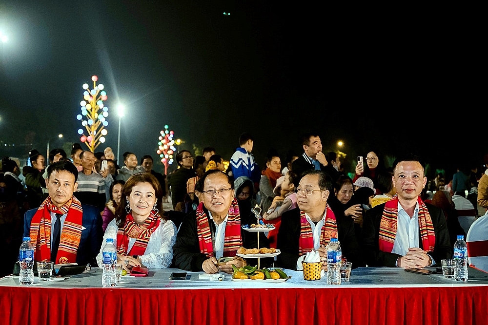 GS. H&agrave; T&ocirc;n Vinh &ndash; Chuy&ecirc;n gia tư vấn cao cấp v&ugrave;ng ch&acirc;u &Aacute; (thứ 3 từ tr&aacute;i sang) chia sẻ rằng: Y&ecirc;n B&aacute;i sở hữu những vẻ đẹp rất gi&aacute; trị về văn h&oacute;a v&agrave; tinh thần. T&ocirc;i mong rằng khi du kh&aacute;ch đến Y&ecirc;n B&aacute;i, sẽ thấy được đ&acirc;y l&agrave; một nơi đ&aacute;ng đến v&agrave; phải đến. Vấn đề quan trọng trong ph&aacute;t triển du lịch, c&aacute; nh&acirc;n t&ocirc;i thấy đ&oacute; ch&iacute;nh l&agrave; sự lan tỏa, du kh&aacute;ch th&iacute;ch th&uacute; v&agrave; lan tỏa th&ocirc;ng điệp đ&oacute; đến với bạn b&egrave;, người th&acirc;n.