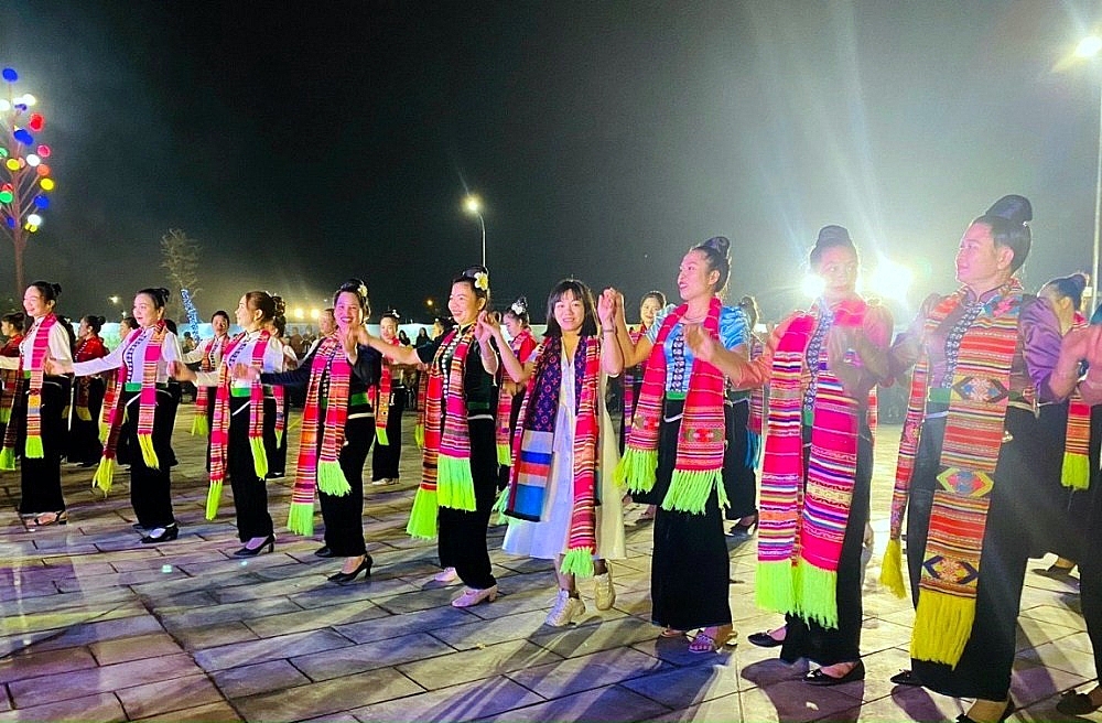 Du kh&aacute;ch v&agrave; b&agrave; con nh&acirc;n d&acirc;n Y&ecirc;n B&aacute;i giao lưu trong đ&ecirc;m hội x&ograve;e.