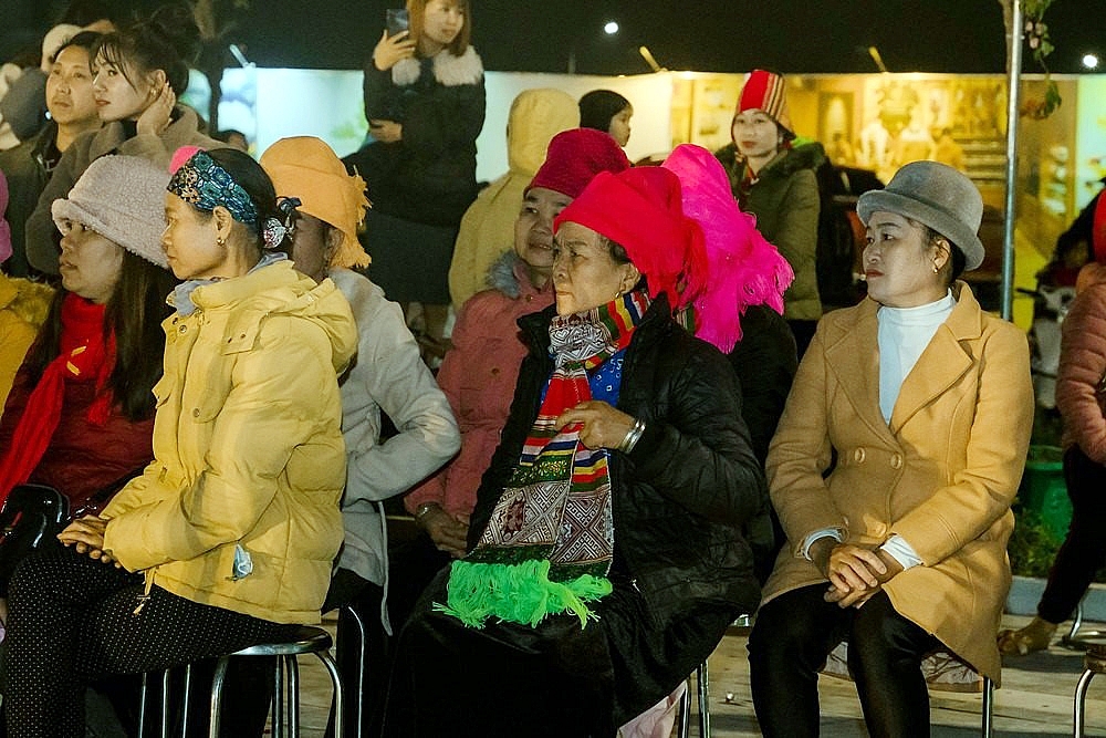 B&agrave; con nh&acirc;n d&acirc;n h&aacute;o hức tham dự lễ hội.