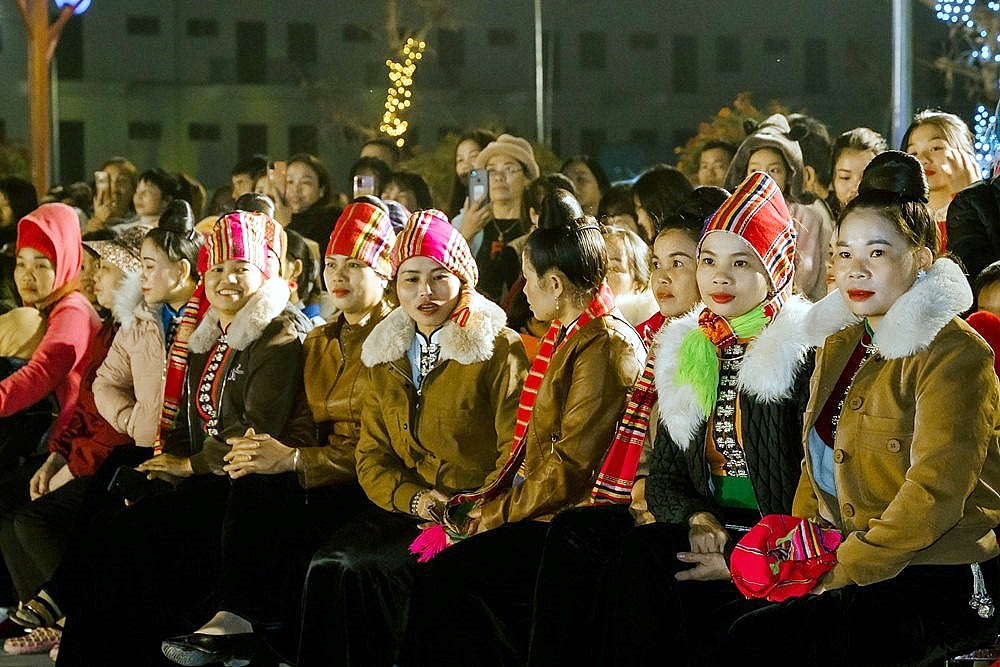 Người d&acirc;n h&agrave;o hứng với c&aacute;c tiết mục trong buổi giao lưu, c&oacute; những người c&ograve;n đi xe m&aacute;y 80km trong gi&aacute; r&eacute;t để tới đ&ecirc;m lửa trại.