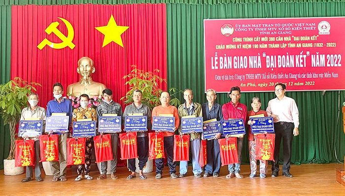 Lễ b&agrave;n giao nh&agrave; Đại đo&agrave;n kết cho người d&acirc;n.