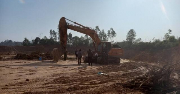 Vĩnh Phúc: Tạm giữ 3 máy xúc khai thác đất trái phép ở xã Kim Long
