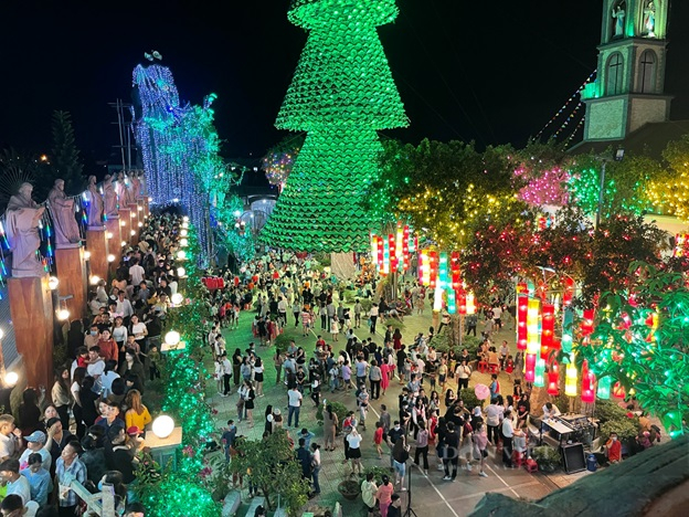 Cây thông nón lá không chỉ tạo nên vẻ đẹp hùng vĩ mà còn thể hiện tinh thân đoàn kết, chung sức và đồng lòng của giáo dân nơi đây, đã cùng chung tay tạo dựng nên mô hình hoàn hảo này để đón một mùa Giáng sinh an lành.