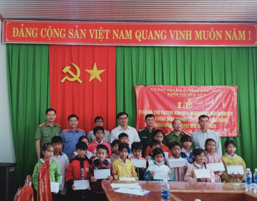 Chung tay cùng học sinh khó khăn đến trường.