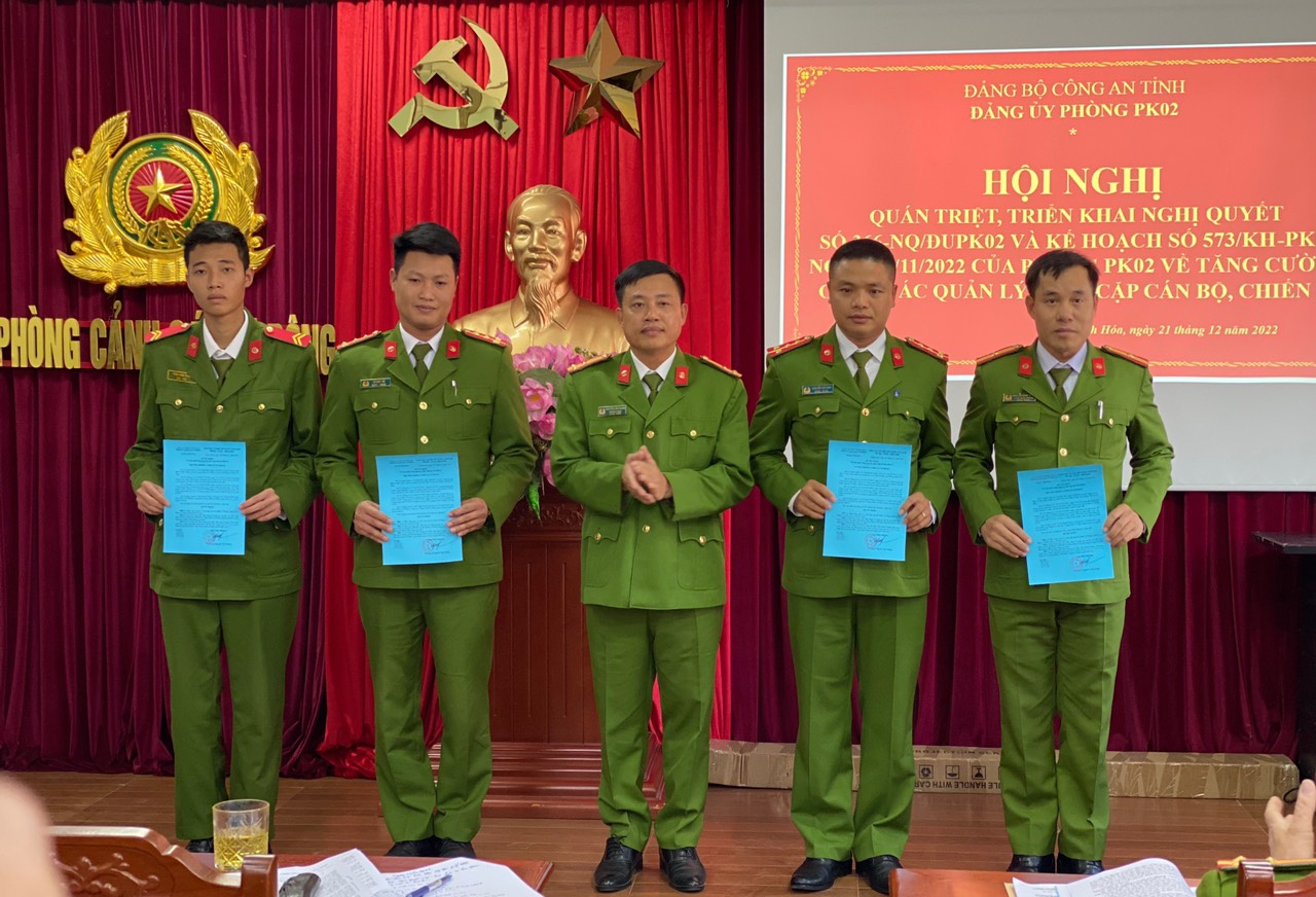 Lãnh đạo Phòng Cảnh sát cơ động trao quyết định phân công kèm cặp CBCS.
