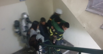 Hà Nội: Cứu 11 người thoát khỏi đám cháy căn hộ chung cư lúc rạng sáng