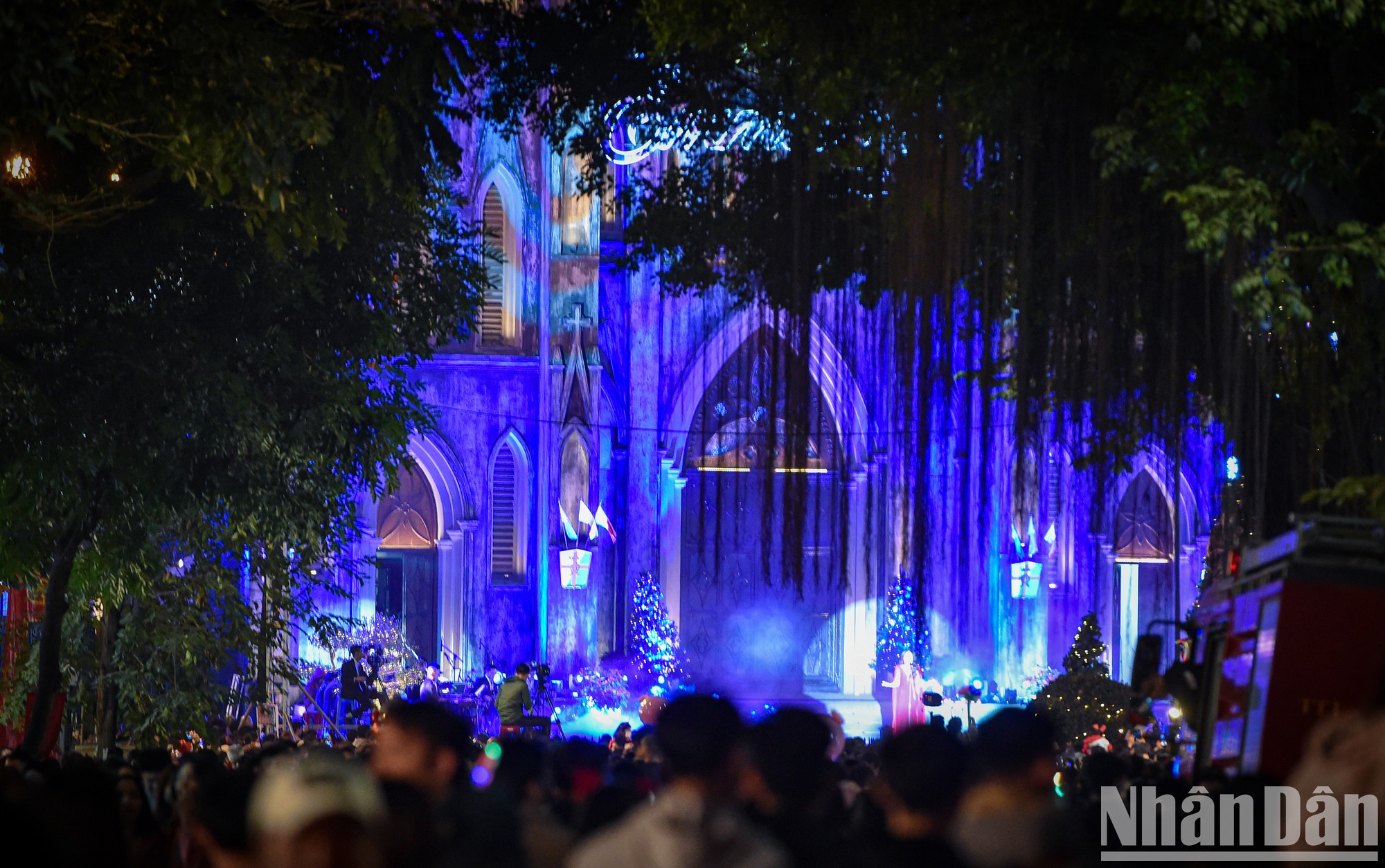 Giáng sinh năm nay rơi đúng vào ngày cuối tuần, trời không mưa, không khí se lạnh tạo điều kiện lý tưởng cho người dân đi chơi. (Ảnh: THÀNH ĐẠT)