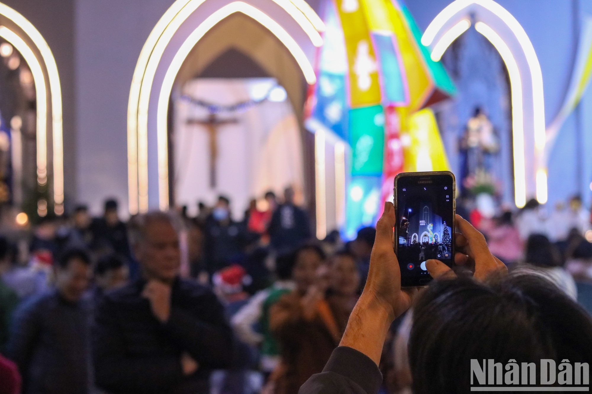 Người dân ghi lại những khoảnh khắc đẹp trong dịp Giáng sinh 2022. (Ảnh: NHẬT QUANG)