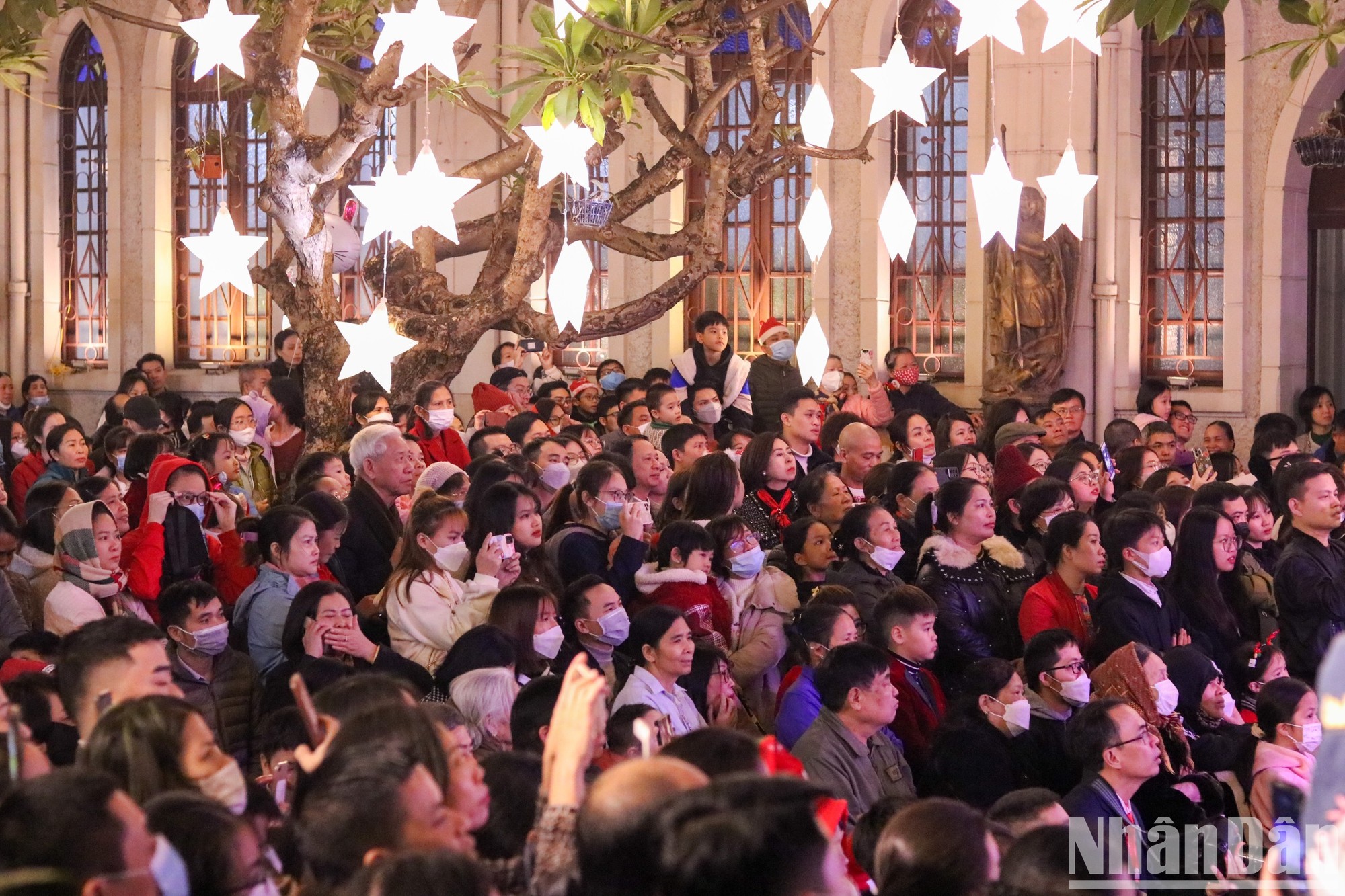 Tại Nhà thờ Hàm Long rất đông người dân đến tham quan và tận hưởng không khí Giáng sinh. (Ảnh: NHẬT QUANG)